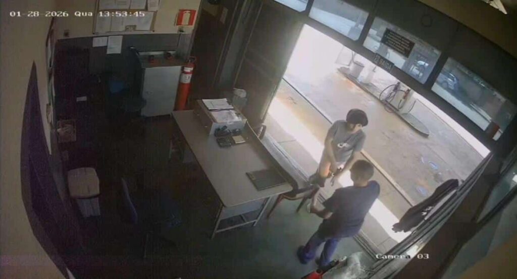 cameras-de-seguranca-registram-tentativa-de-assalto-e-ladrao-e-preso-em-flagrante-no-centro-de-luz;-veja-o-video