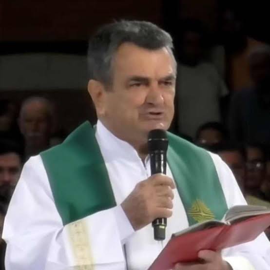 trecho-de-homilia-em-aparecida-viraliza-apos-padre-criticar-politicos-e-defesa-de-armas