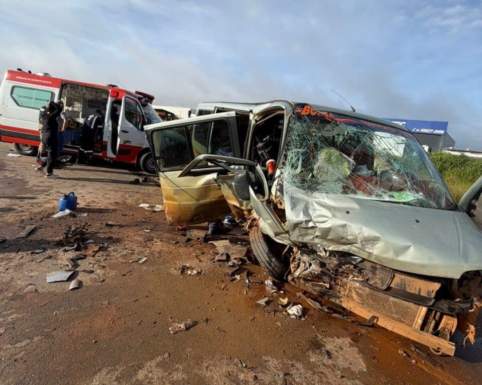 tres-pessoas-morrem-e-15-ficam-feridas-apos-batida-entre-van-e-carro-na-br-354-no-alto-paranaiba