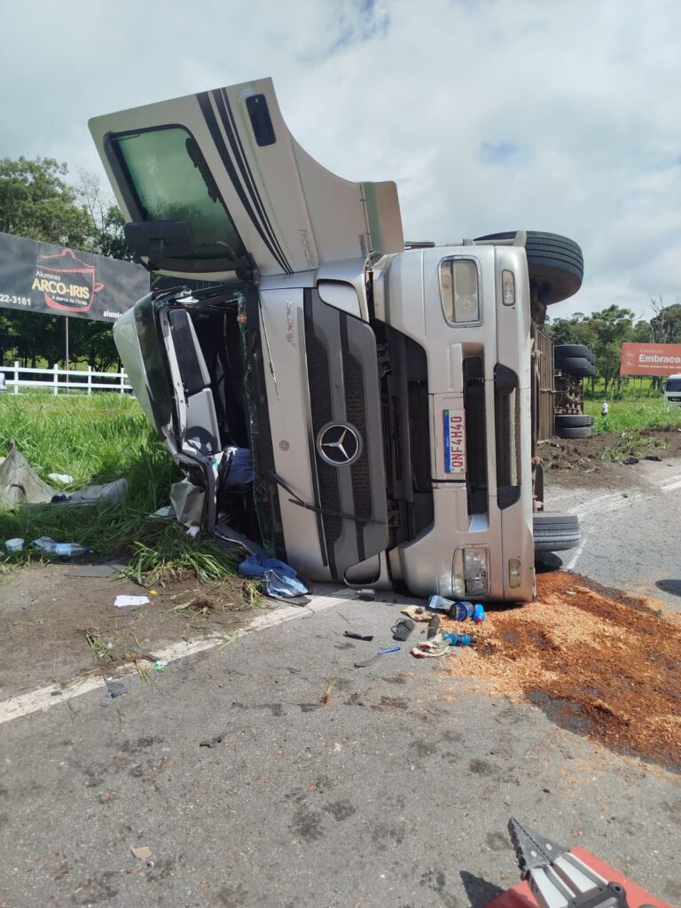 motorista-morre-apos-carreta-carregada-com-gado-tombar-na-mg-050-em-divinopolis