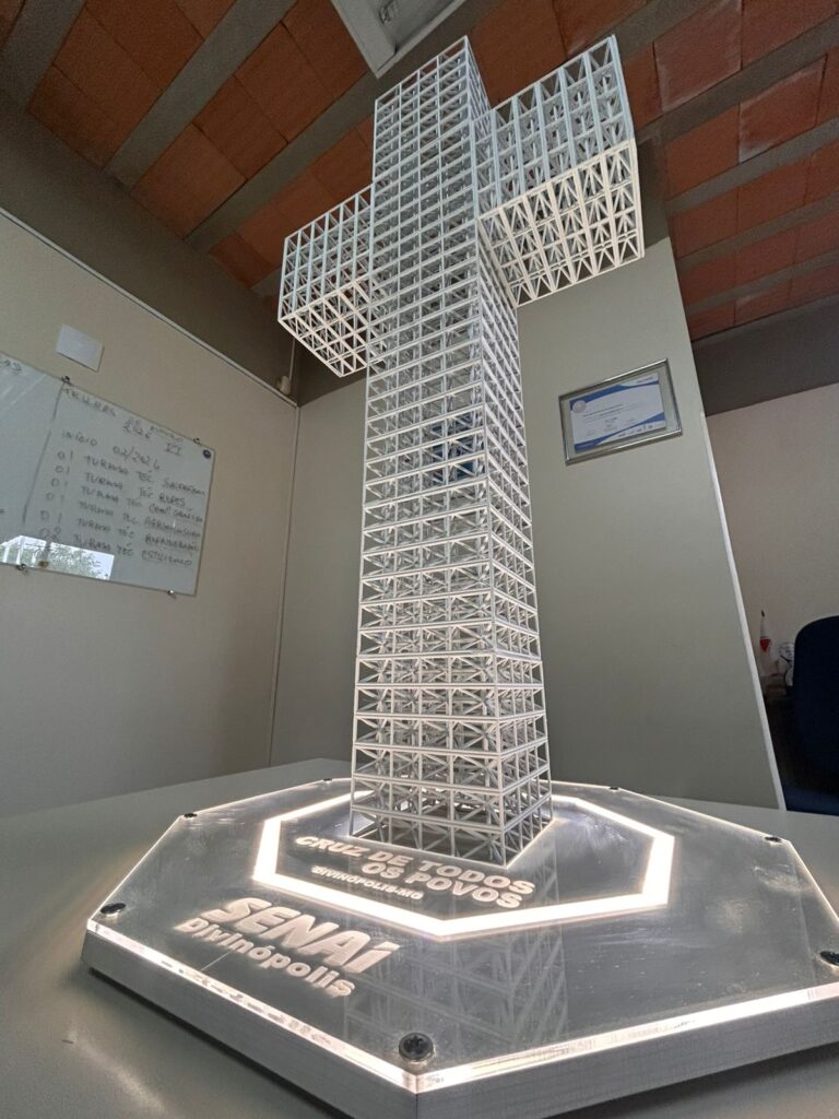senai-divinopolis-desenvolve-replica-da-cruz-de-todos-os-povos-em-impressora-3d