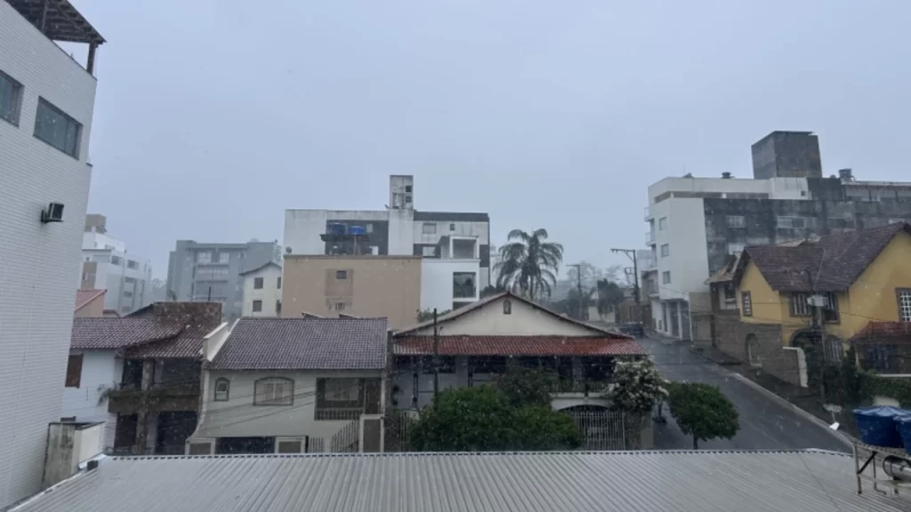semana-comeca-com-chuva-intensa-e-alerta-de-tempestade-em-mg