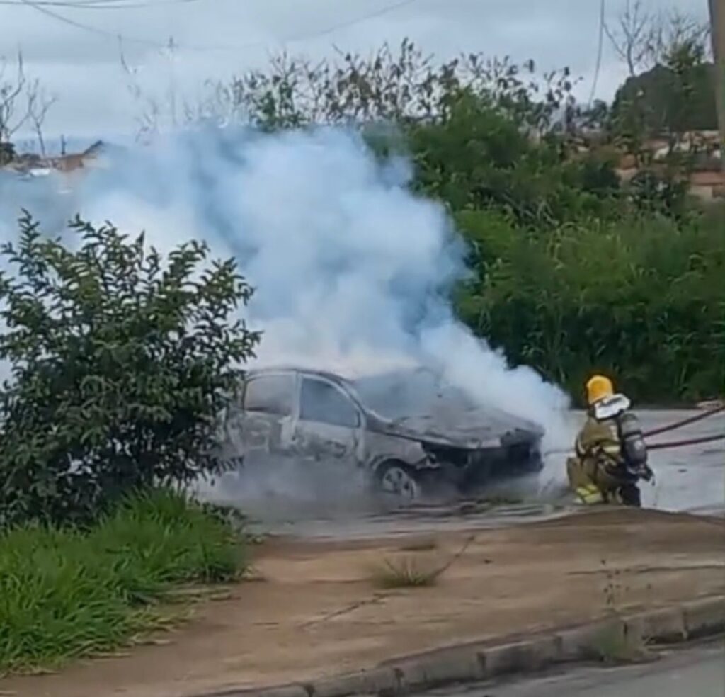 carro-fica-totalmente-destruido-apos-pegar-fogo-no-bairro-jusa-fonseca-em-divinopolis;-veja-o-video