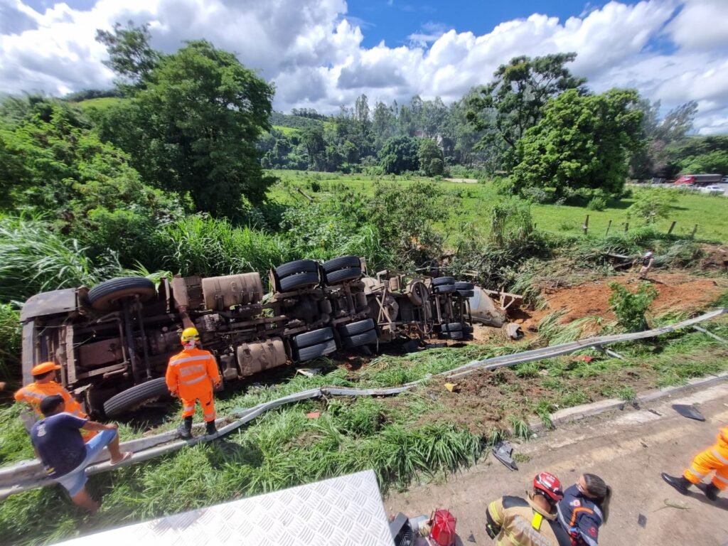 motorista-morre-apos-carreta-com-cimento-capotar-na-mg-050-em-formiga;-veja-o-video
