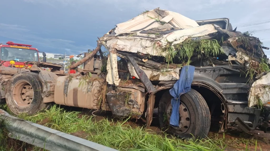 caminhoneiro-morre-apos-tombamento-na-mg-050,-em-formiga