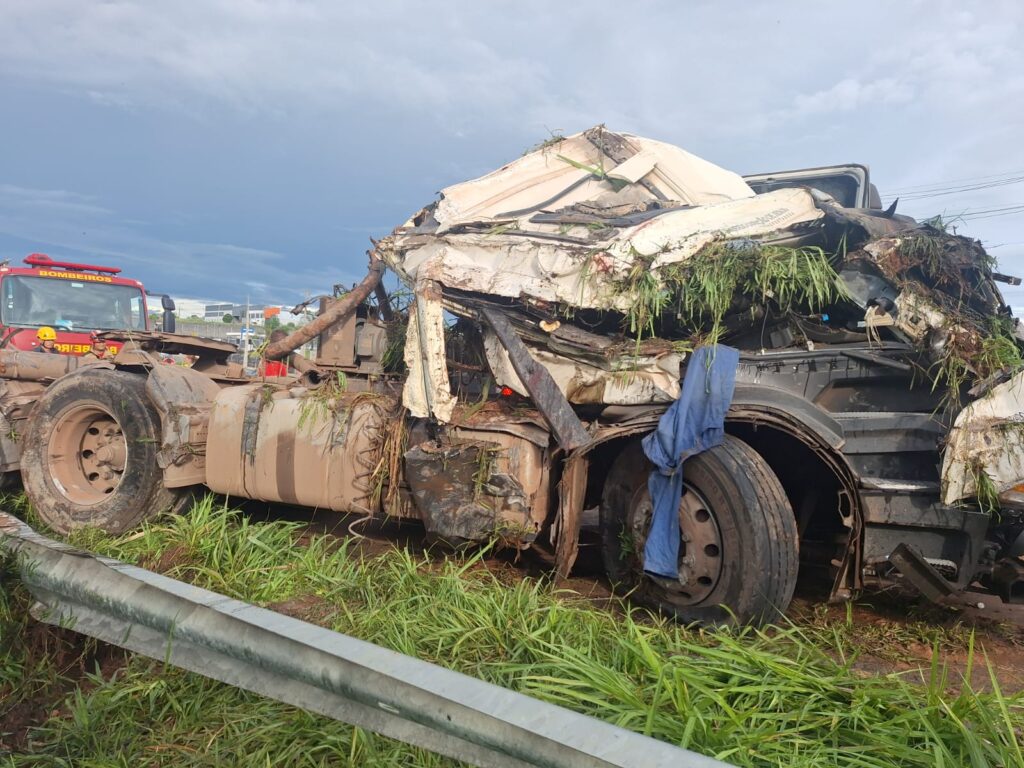 policia-rodoviaria-divulga-novos-detalhes-do-acidente-fatal-com-carreta-que-transportava-cimento-na-mg-050-em-formiga;-veja-o-video
