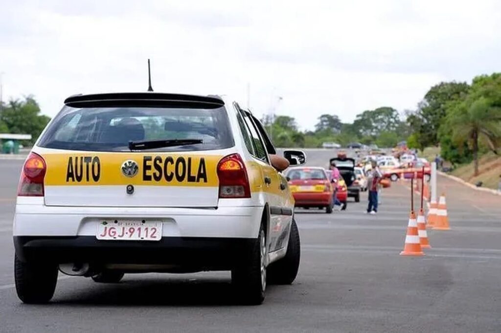 fim-da-baliza-e-carro-automatico:-entenda-as-novas-regras-para-tirar-a-cnh-e-o-que-muda-em-minas-gerais