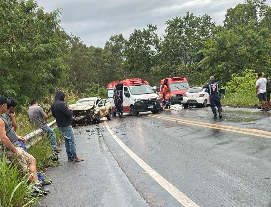 colisao-entre-dois-carros-deixa-uma-vitima-fatal-na-br-354-em-campo-belo;-veja-o-video