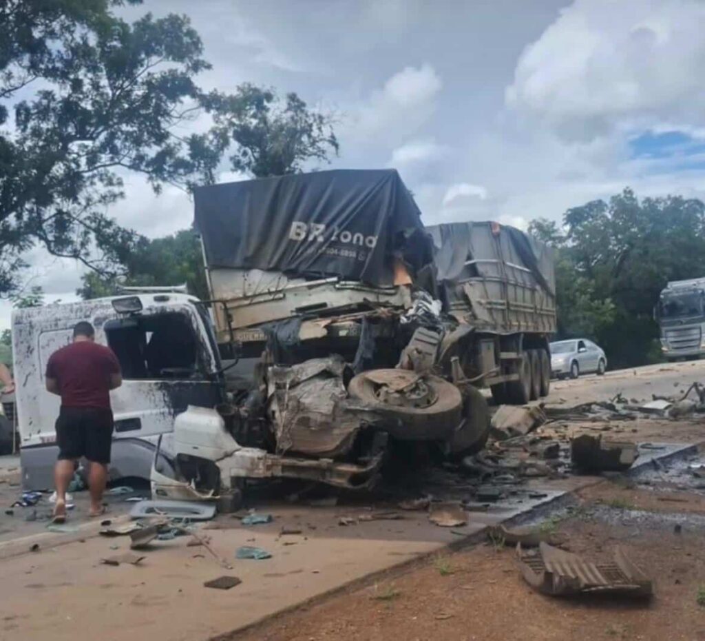 motorista-morre-apos-colisao-entre-tres-veiculos-de-carga-na-br-262-em-bom-despacho;-veja-o-video