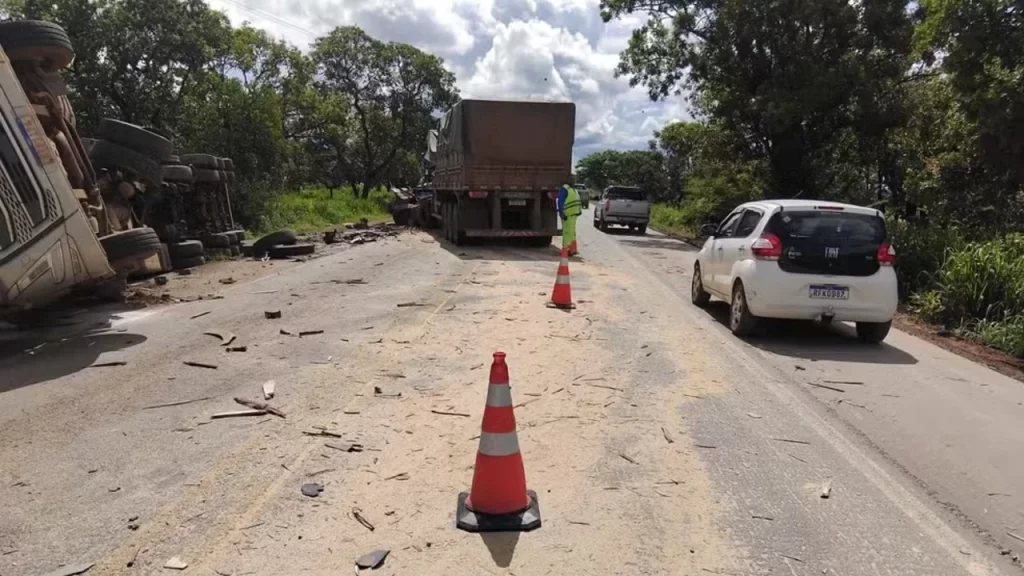 acidente-entre-caminhoes-e-carretas-deixa-soja-e-minerio-espalhados-na-br-262