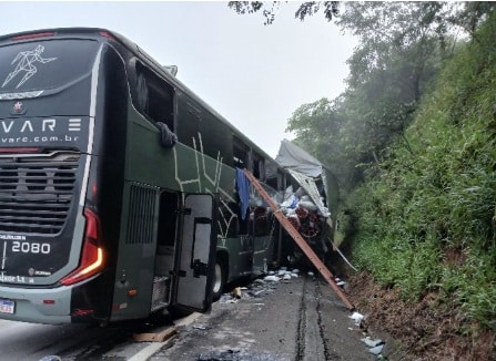 batida-entre-onibus-e-carreta-deixa-um-morto-e-varios-feridos-na-br-381-em-carmopolis-de-minas