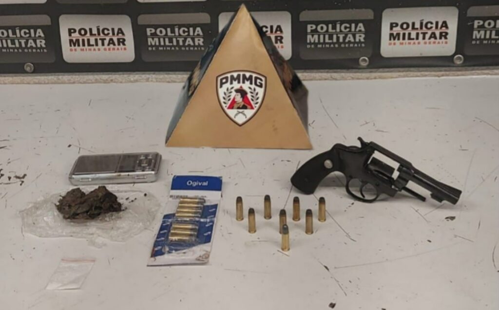 pm-apreende-arma-de-fogo,-municoes,-drogas-e-prende-dois-traficantes-no-bairro-jardim-das-acacias-em-divinopolis