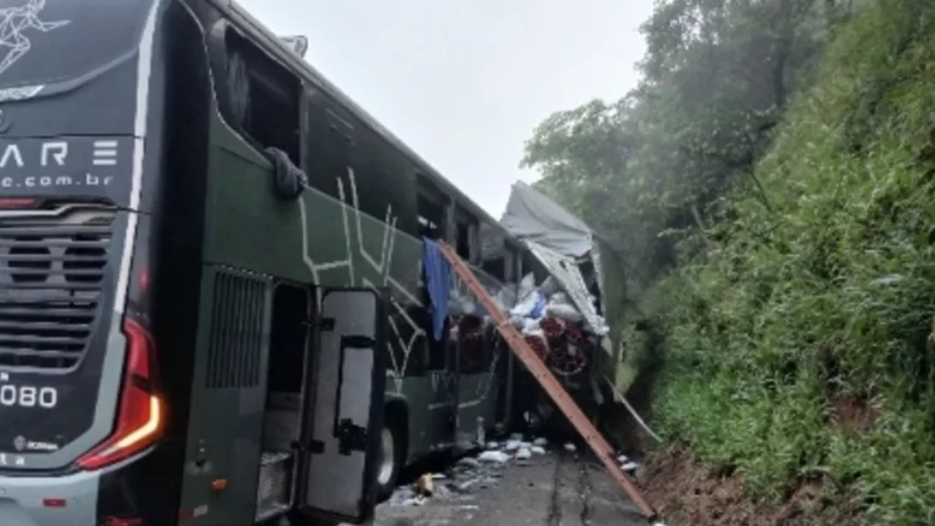 acidente-entre-onibus-e-carreta-deixa-um-morto-e-varios-feridos-na-br-381