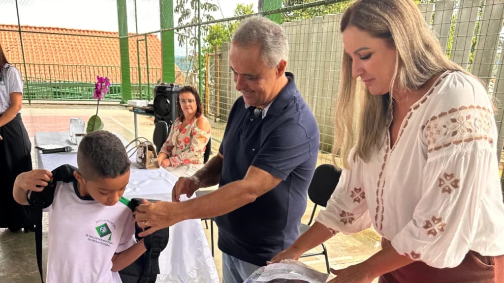 itauna-inicia-entrega-de-6-mil-kits-escolares-para-alunos-da-rede-municipal