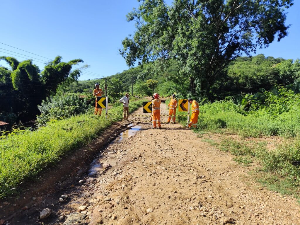 der-mg-atua-para-restabelecer-trafego-apos-interdicao-da-lmg-678,-no-vale-do-jequitinhonha