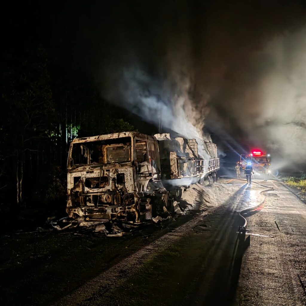 incendio-destroi-carreta-na-mg-164-apos-pneu-estourar-perto-de-martinho-campos;-veja-o-video