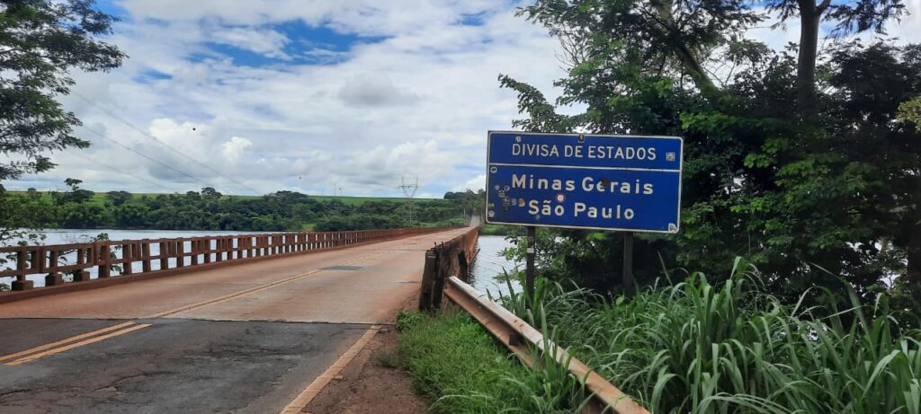 ponte-entre-minas-gerais-e-sao-paulo-e-totalmente-interditada