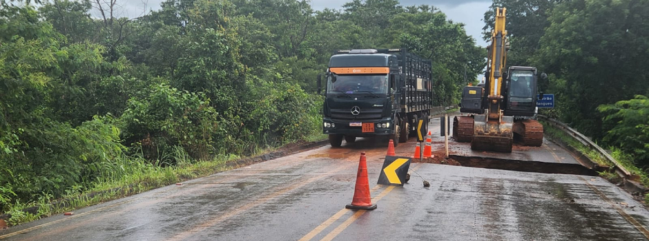 transito-e-parcialmente-liberado-na-mg-400,-entre-buritis-e-formoso,-em-apenas-dois-dias