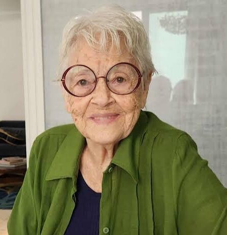 adelia-prado-recebe-alta-apos-20-dias-internada-e-segue-recuperacao-em-casa,-em-divinopolis