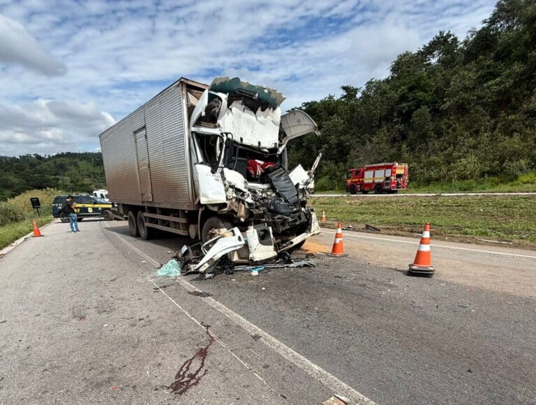 caminhoneiro-morre-apos-colisao-com-carreta-tanque-na-br-262-em-para-de-minas
