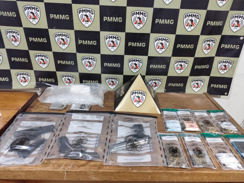 pm-localiza-armas,-drogas-e-dinheiro-durante-acao-que-prende-seis-homens-em-arcos