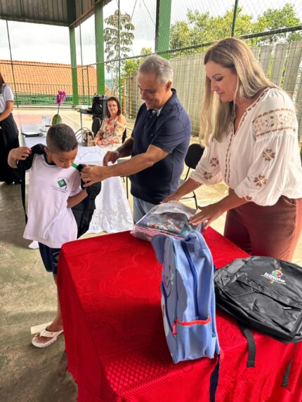 prefeitura-de-itauna-inicia-entrega-de-kits-escolares-e-mochilas-para-alunos-da-rede-municipal