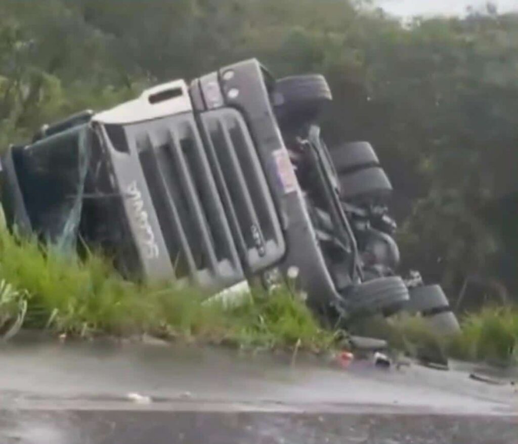 motorista-morre-apos-batida-entre-carretas-e-br-354-e-totalmente-interditada-em-formiga;-veja-o-video