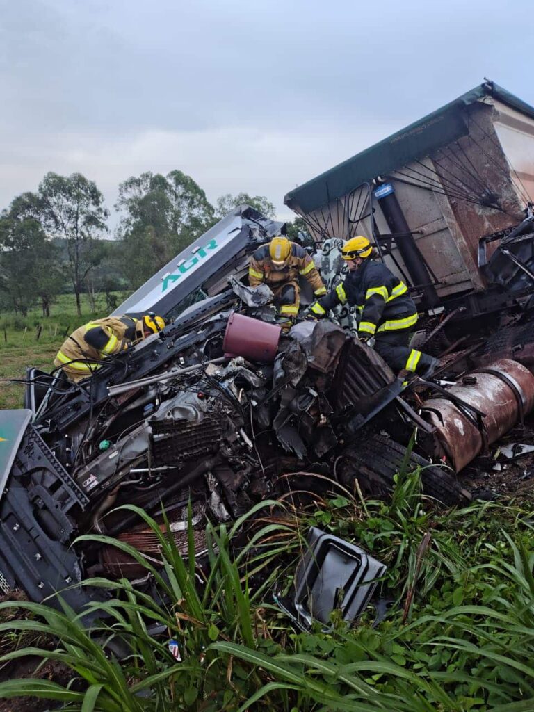 motorista-morre-apos-violenta-batida-entre-carretas-na-br-354-em-candeias