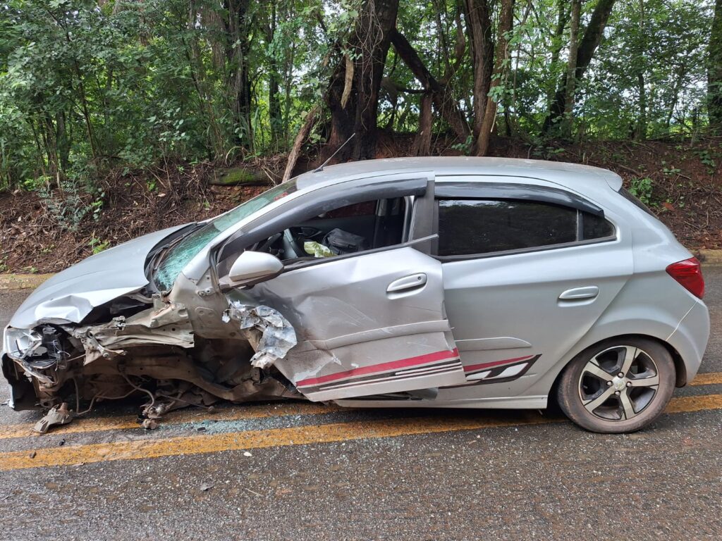 motorista-dorme-ao-volante,-invade-a-contramao-e-provoca-grave-colisao-frontal-na-br-352-em-onca-do-pitangui