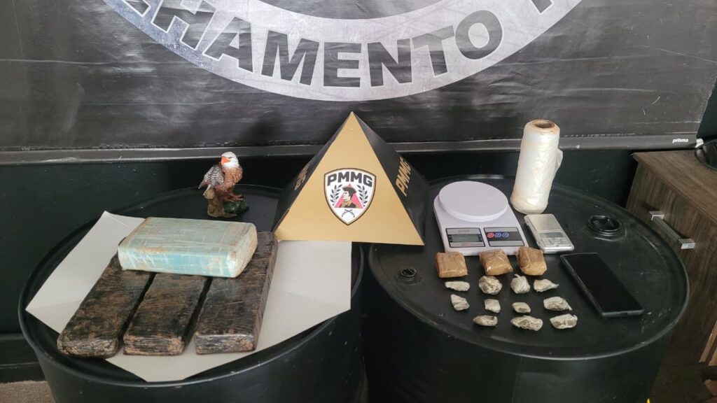 denuncia-anonima-resulta-em-grande-apreensao-de-drogas-na-regiao-do-barreiro-em-itauna;-veja-o-video