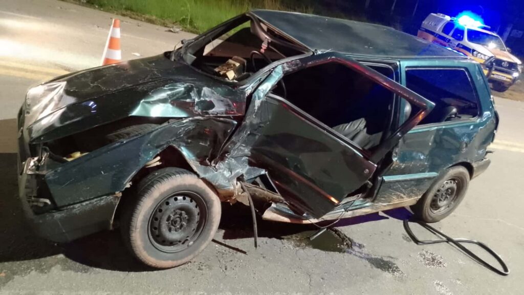 motorista-alcoolizado-e-inabilitado-provoca-colisao-na-br-494-e-deixa-tres-feridos-em-divinopolis