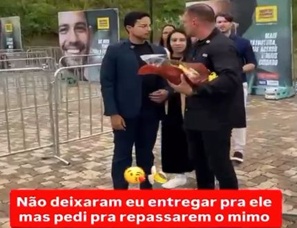 video:-barrado-na-entrada,-vereador-petista-tenta-levar-“buque-de-bananas”-para-ironizar-governador-de-minas-em-cerimonia-em-divinopolis