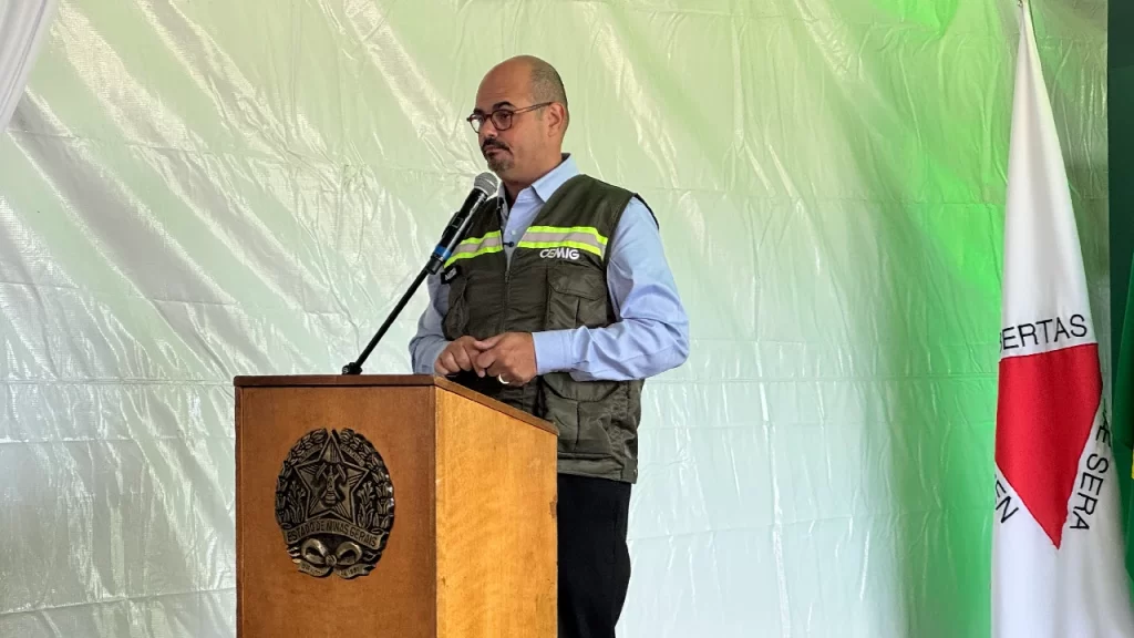 vao-ter-que-tirar-a-policia-na-marra:-diz-simoes-sobre-escolas-civico-militares-em-mg