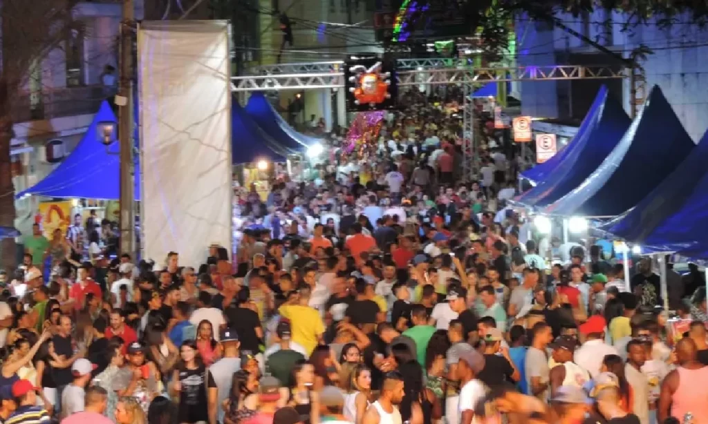 itapecerica-abre-carnaval-com-desfile,-bloco-de-bh-e-show-da-banda-luxuria