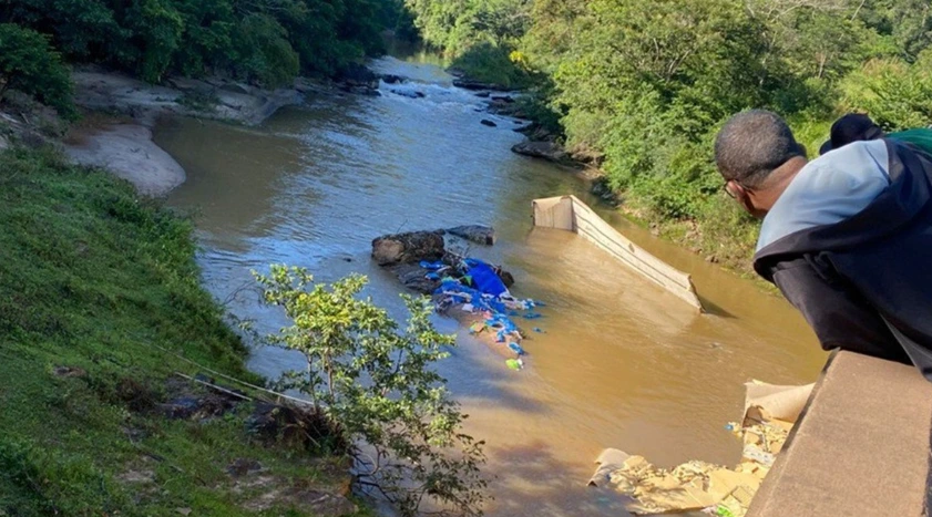 mergulhadores-localizam-corpo-de-motorista-apos-caminhao-cair-de-ponte-na-mg-262