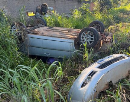 ultrapassagem-mal-sucedida-termina-em-colisao,-capotamento-duplo-e-motorista-em-estado-grave