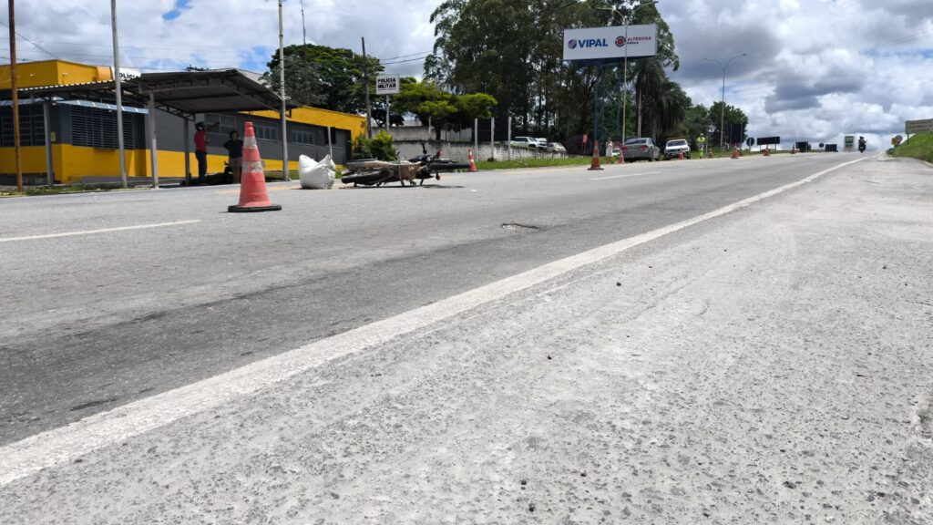 colisao-entre-automovel-e-motocicleta-deixa-motociclista-com-ferimentos-leves-na-mg-050-em-formiga