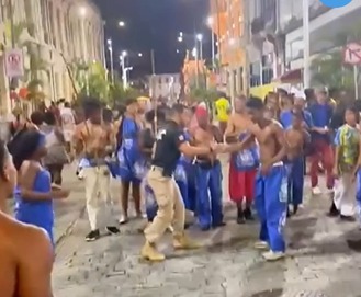 policial-civil-entra-em-roda-de-capoeira-e-rouba-a-cena-no-carnaval-da-bahia