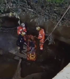 momento-de-tensao:-homem-cai-da-ponte-do-niteroi-e-bombeiros-atuam-com-rapel-em-divinopolis