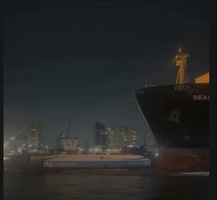 colisao-entre-balsa-e-navio-cargueiro-assusta-passageiros-no-porto-de-santos