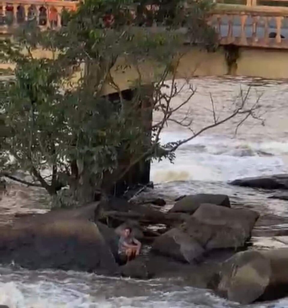 homem-e-resgatado-apos-cair-de-ponte-sobre-o-rio-itapecerica-no-bairro-niteroi-em-divinopolis;-veja-o-video