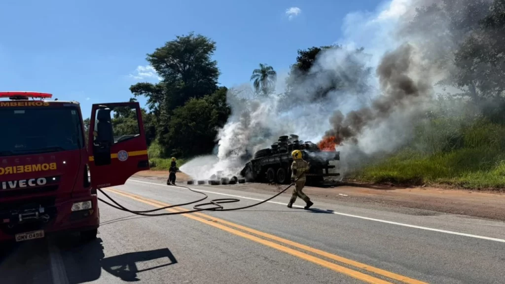 incendio-destroi-cabine-de-caminhao-na-mg-050,-em-itauna
