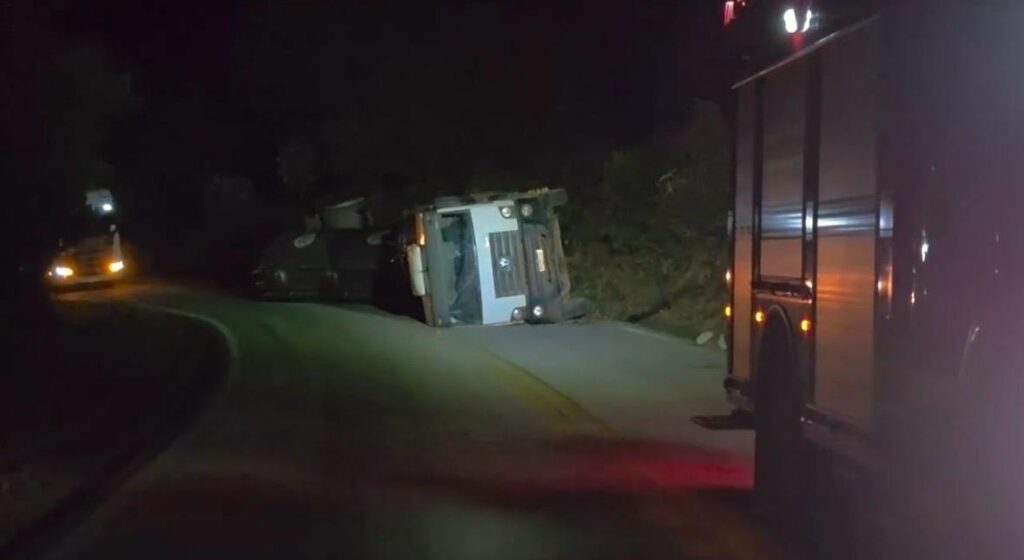 capotamento-de-carreta-interdita-rodovia-que-liga-sao-goncalo-do-para-a-br-262-durante-a-madrugada;-veja-o-video