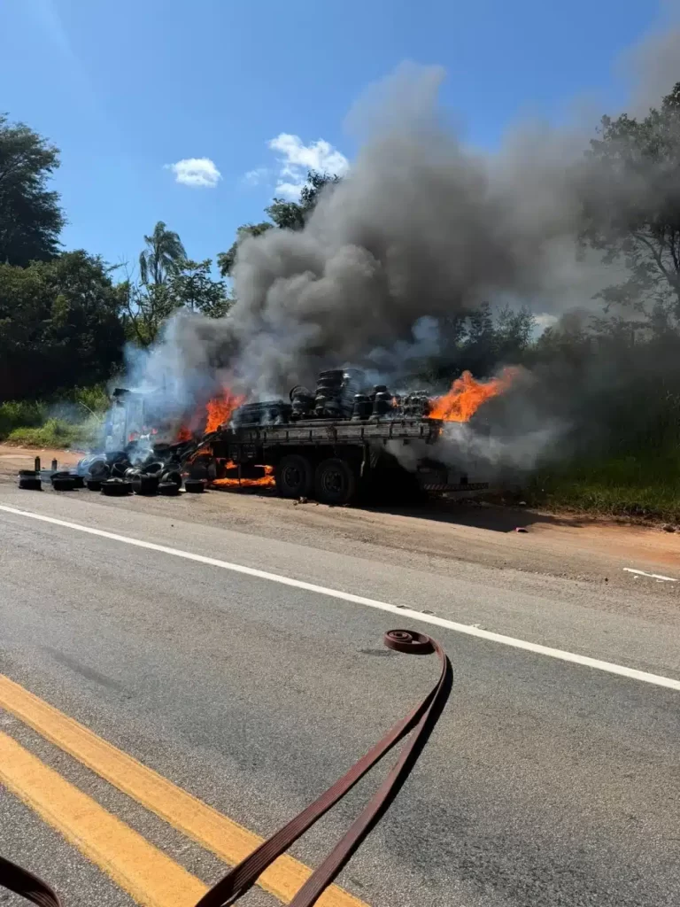 caminhao-fica-completamente-destruido-por-incendio-na-mg-050-em-itauna;-fogo-consumiu-cabine-e-carga-de-pecas-automotivas