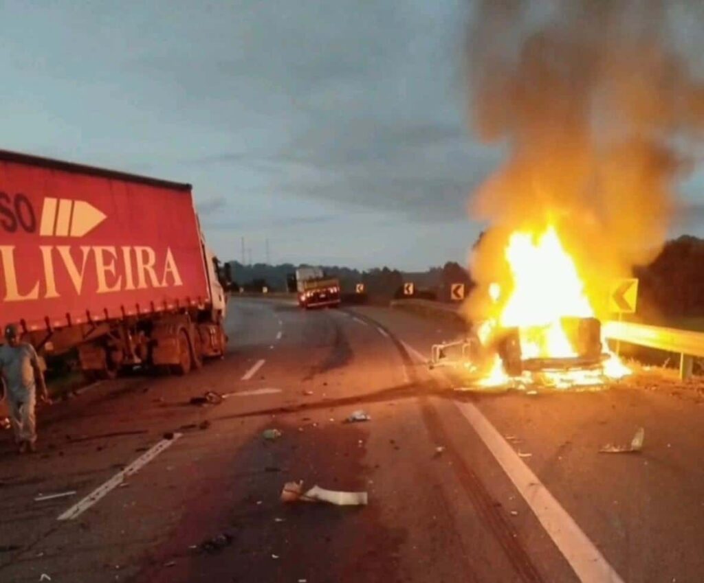 tres-pessoas-morrem-carbonizadas-apos-grave-acidente-entre-carretas-e-caminhonete-na-fernao-dias-em-lavras;-veja-o-video
