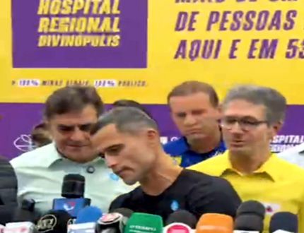 video-mostra-prefeito-de-divinopolis-criando-tensao-em-coletiva-de-imprensa-sobre-hospital-regional-por-causa-de-microfone-do-divinews