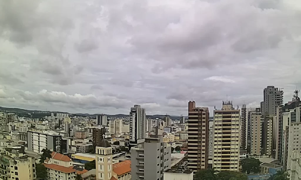 inmet-emite-alertas-de-chuva-forte-e-tempestade;-previsao-do-tempo-para-o-fim-de-semana