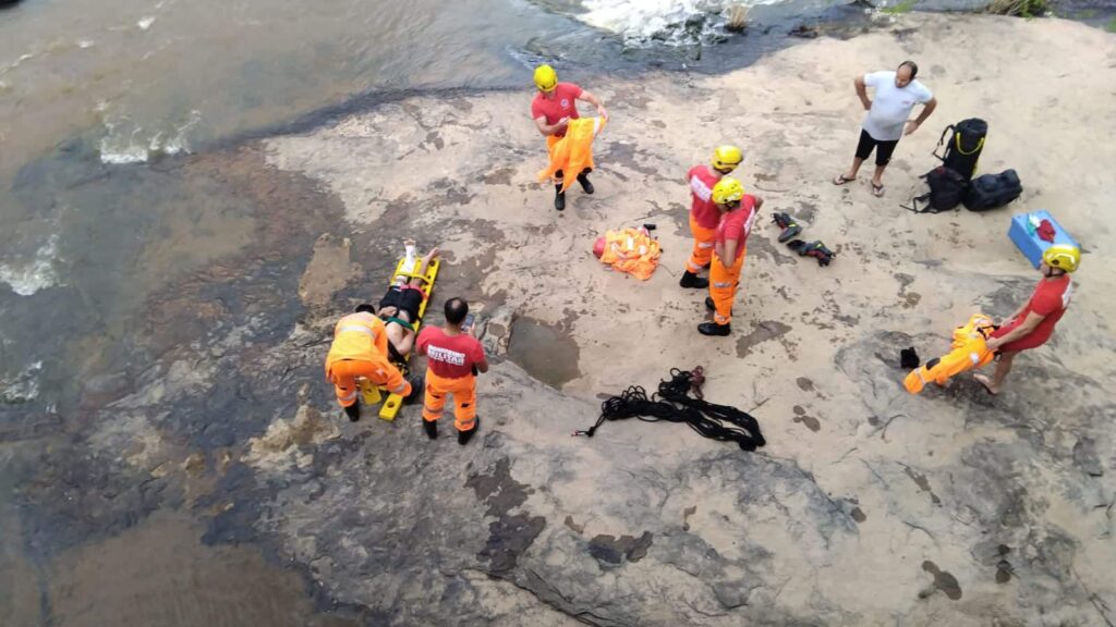 video-registra-jovem-sendo-resgatado-pelos-bombeiros-apos-queda-na-cachoeira-de-trindade-em-divinopolis