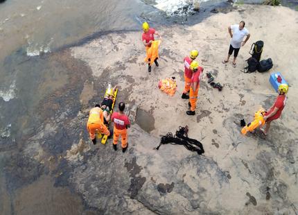 jovem-sofre-queda-em-lajeado-de-pedra-na-regiao-da-cachoeira-de-trindade,-em-divinopolis