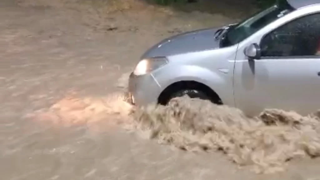 videos:-chuva-transforma-rua-em-“rio”-e-invade-casa-em-divinopolis